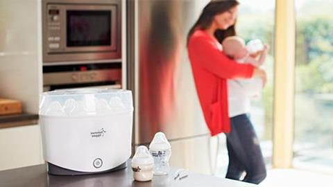 Νεογέννητο και αποστείρωση: Πώς γίνεται σωστά και μέχρι πότε είναι απαραίτητη; 