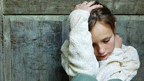 Όταν η κόρη μας νιώθει άγχος θέλει να μας βρίσει. Είναι φυσιολογικό;