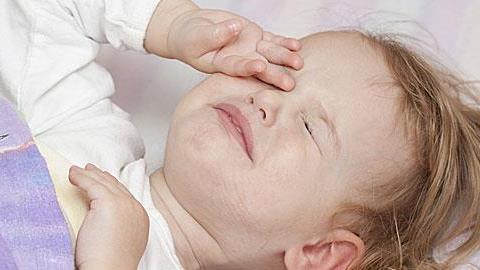 Μέγα λάθος να παίρνουμε τη μικρή ανάμεσά μας. Τώρα πώς θα την κοιμίζω μόνη της;