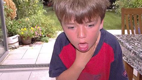 Τι δεν πρέπει να τρώνε τα παιδιά έως 5 ετών για να μην πνιγούν