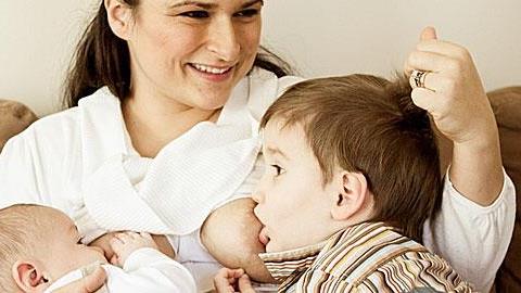 Βοηθά το μητρικό γάλα τον 5χρονο γιο μου να δυναμώσει το ανοσοποιητικό του;