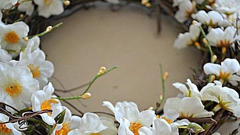 Πώς να φτιάξετε εύκολα το πιο όμορφο μαγιάτικο στεφάνι!