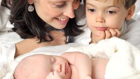 Παιδί και νέο αδερφάκι: Τι ΔΕΝ πρέπει να κάνετε!