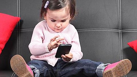 Παιδί και παιχνίδια στο smart phone