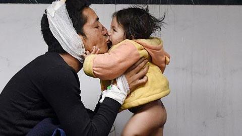 10 συγκλονιστικές φωτογραφίες ανθρωπιάς μετά τον σεισμό στο Νεπάλ