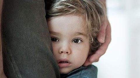 Ο 25 μηνών γιος μου δεν παίζει με άλλα παιδιά. Θα τον βοηθήσει ο παιδικός σταθμός;