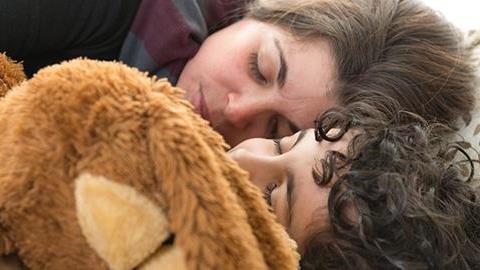 Κοιμάμαι ανάμεσα στους δύο γιους μου, αλλά τώρα θέλω να επιστρέψω στο κρεβάτι μου. Πώς θα τα καταφέρω;