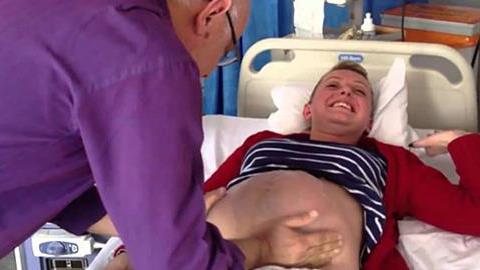 Γιατρός αλλάζει θέση στο μωρό λίγο πριν τη γέννα: Δείτε το βίντεο!