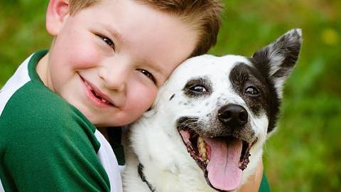 Φωτογραφίες που αποδεικνύουν ότι κάθε παιδί χρειάζεται έναν σκύλο