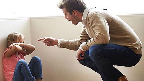 Τι να κάνετε αν ο άντρας σας είναι σκληρός με το παιδί