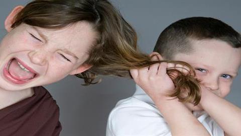 Λέει ότι δεν αγαπάει την αδερφή του