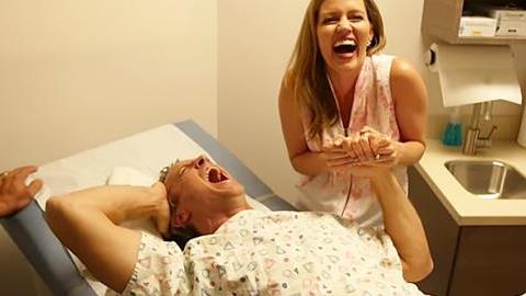 Μπαμπάς βιώνει τους πόνους του τοκετού σε ένα απίστευτο βίντεο!