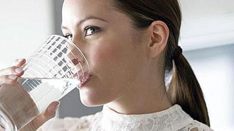 Πότε πρέπει να πίνουμε κρύο και πότε ζεστό νερό;