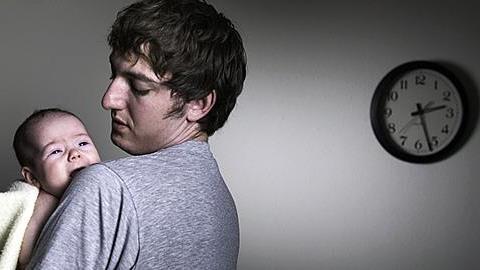 «Το ότι βοηθάω τη γυναίκα μου δεν με κάνει ήρωα!»: Ένας μπαμπάς εξομολογείται