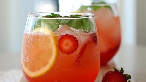 Πανεύκολες συνταγές για δροσιστικά ροφήματα με ελάχιστες θερμίδες