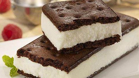 Πώς να φτιάξετε πανεύκολα παγωτό-σάντουιτς για τα παιδιά