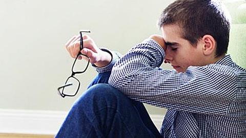 Ο γιος μου στη Β’ Γυμνασίου έχει πρόβλημα, γιατί στο σχολείο τον κοροϊδεύουν. Τι να τον συμβουλεύσω;