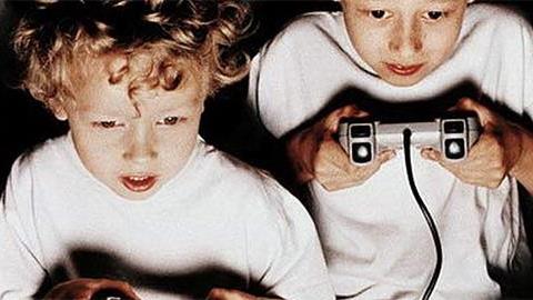 Ο άντρας μου μαθαίνει στους γιους μας να παίζουν βίαια παιχνίδια. Πώς να τον σταματήσω;