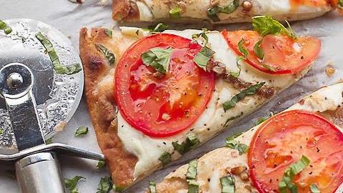 Πώς να φτιάξετε πεντανόστιμα πιτσάκια σε 15 λεπτά