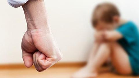 Ο 9χρονος γιος μου είναι ατίθασος, βίαιος και μας ταλαιπωρεί. Ο πατέρας του θυμώνει και τον δέρνει. Τι να κάνω;