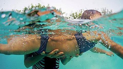 Πώς να μάθω στο παιδί μου να κολυμπάει