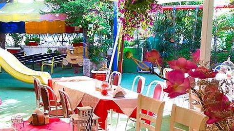 5 οικονομικές ταβέρνες με αυλή για τα παιδιά