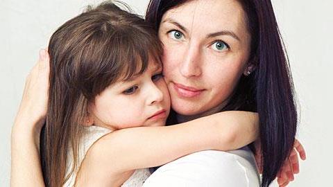 Παιδί προσκολλημένο στη μητέρα του