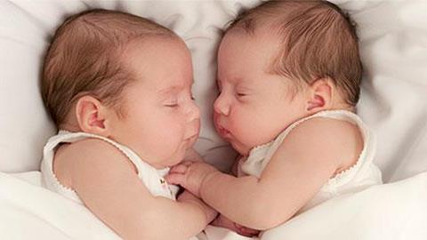 10 λόγοι που είναι τέλειο να έχει κανείς δίδυμα!