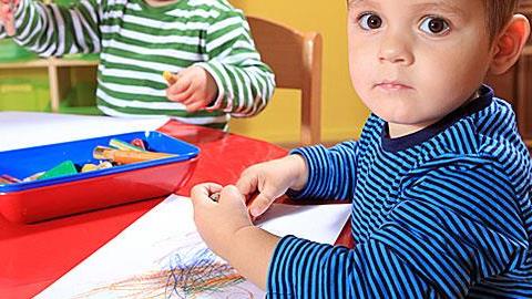 Ο 4,5 ετών γιος μου ζωγραφίζει μόνο μουτζούρες. Τι σημαίνει αυτό για τον ψυχισμό του;