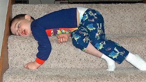 16 παιδιά κοιμούνται... όπου βρουν!