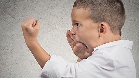 Ο 6,5 ετών γιος μου παρουσιάζει βίαιη συμπεριφορά. Πώς να τον αντιμετωπίσω;