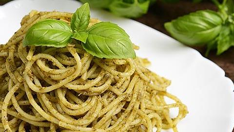 Πώς να φτιάξετε σπιτική σάλτσα πέστο