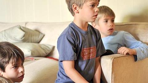 Ο 8χρονος γιος μου βλέπει κρυφά ερωτικές ταινίες. Τι να κάνω;