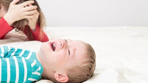 5 σκέψεις που πρέπει να κάνετε για να αποφύγετε να φωνάξετε στο παιδί