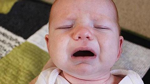 Το 6,5 μηνών μωρό μου κλαίει στις αγκαλιές των άλλων και ηρεμεί μόνο στη δική μου. Τι να κάνω;