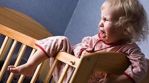 Η 2 ετών κόρη μου ξυπνά κάθε 2 ώρες για να πιει γάλα. Τι να κάνω;