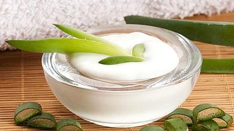 Πώς να φτιάξετε τέλεια ενυδατική κρέμα σώματος για μετά τον ήλιο