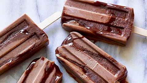 Πώς να φτιάξετε παγωτό σοκολάτα σε ξυλάκι