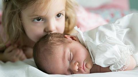 Αδερφές με διαφορά ηλικίας: Τα χαρακτηριστικά μιας υπέροχης σχέσης