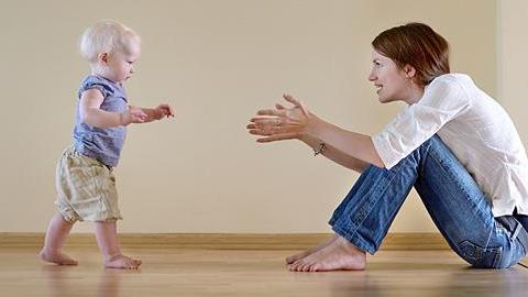 Τα πρώτα βήματα του μωρού: Πότε θα τα κάνει και πώς να το βοηθήσετε