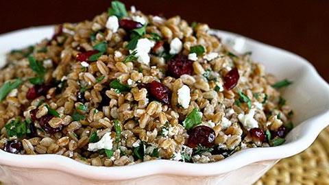 Σαλάτα με σιτάρι: Θρεπτική, light και πολύ οικονομική