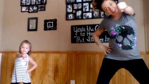 Δείτε στο βίντεο τι κάνει αυτή η 8 μηνών έγκυος με την κόρη της!