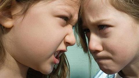 Ο δάσκαλος μας είπε να προσέξουμε το εγώ της κόρης μας. Τι πρέπει να κάνω;