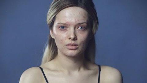 «Είσαι απαίσια»: Μια γυναίκα απαντά στις διαδικτυακές επιθέσεις με ένα πολύ δυνατό βίντεο