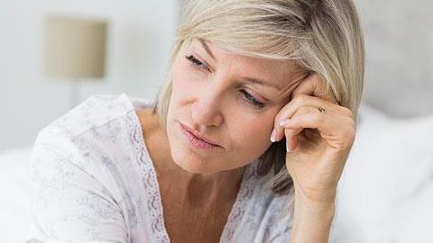 Έχω περίοδο κάθε 15 ημέρες και είμαι στην κλιμακτήριο. Είναι φυσιολογικό;