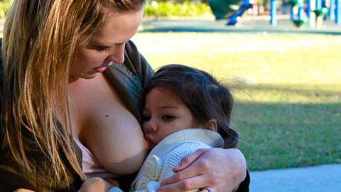 «Αγαπητές μαμάδες που θηλάζετε δημόσια, είναι τόσο δύσκολο να καλυφθείτε;»