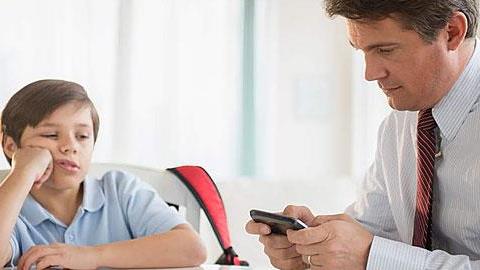 Τα παιδιά νιώθουν ασήμαντα όταν οι γονείς είναι εθισμένοι στο κινητό