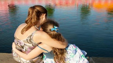 Ο πατέρας της κόρης μου μας εγκατέλειψε όταν έμεινα έγκυος. Να τον φέρω σε επαφή με το παιδί μας;