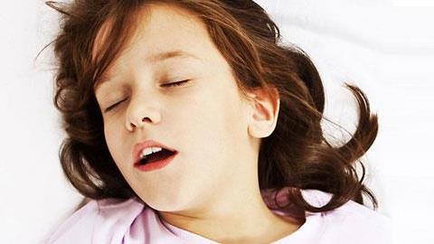 Είναι ανησυχητικό το να ροχαλίζει το παιδί;