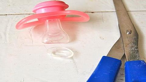 Οι καλύτεροι τρόποι για να κόψετε την πιπίλα... μια για πάντα!